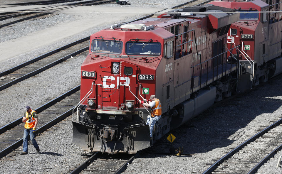 A Canadian Pacific Railway crew works on their train at the CP Rail yards in Calgary, Alberta, April 29, 2014. REUTERS/Todd Korol (CANADA - Tags: TRANSPORT BUSINESS)