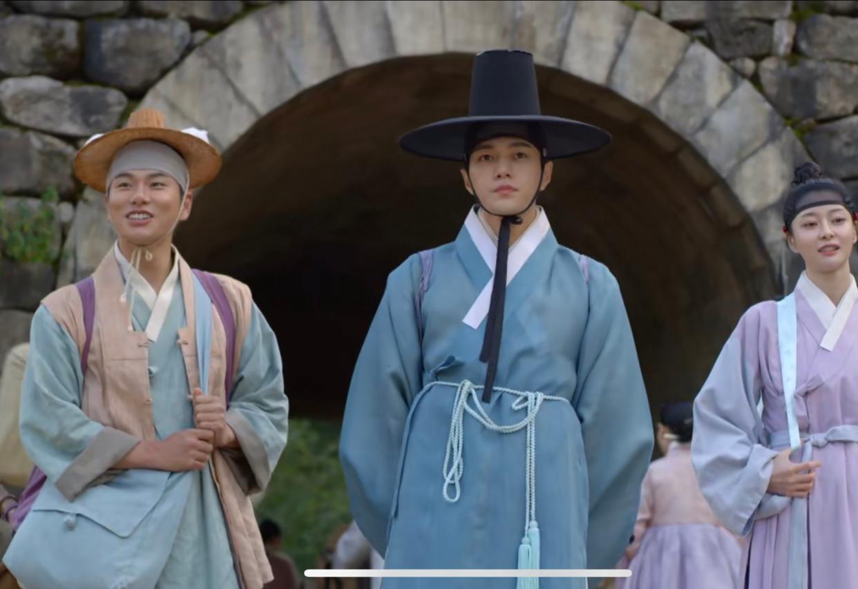 Sung Yi Gyeom (Kim Myung Soo, middle) is appointed the Royal Secret Agent to dispense the king's justice, along with Park Chun Sam (Lee Yi Kyung, left) and Hong Da In (Kwon Na Ra, right).