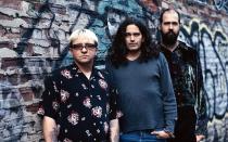Krist Novoselic (rechts), bei Nirvana am Bass, engagierte sich nach Cobains Freitod in unterschiedlichen Bands, unter anderem 2002 bei Eyes Adrift mit Curt Kirkwood (Meat Puppets, Mitte) und Bud Gaugh (Sublime). Er schrieb Kolumnen für eine Tageszeitung in Seattle und engagierte sich für zahlreiche soziale Themen. Zuletzt gründete er außerdem mit Kim Thayil (Soundgarden) und Matt Cameron (Pearl Jam) die Supergroup 3rd Secret, im April 2022 erschien das selbstbetitelte Debütalbum. (Bild: Indigo)