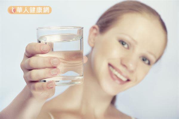 感冒喉嚨痛時，應多喝溫開水而非熱水、熱湯，以免加重發炎症狀。