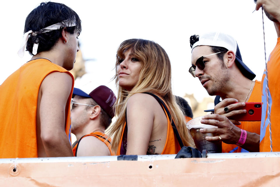 <p>Mario Casas y Blanca Suárez ya no esconden su amor. La pareja participó el pasado sábado en el desfile del Orgullo LGTBI por las calles de Madrid y, subidos a una de las carrozas, se mostraron de lo más naturales. (Foto: Gtres). </p>