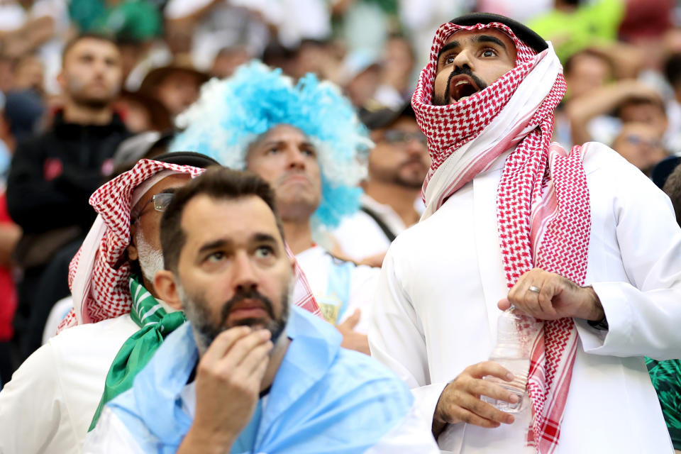 La preocupación en el rostro de un aficionado de Argentina y la sorpresa en la cara del fan rival. (Foto: Catherine Ivill/Getty Images)