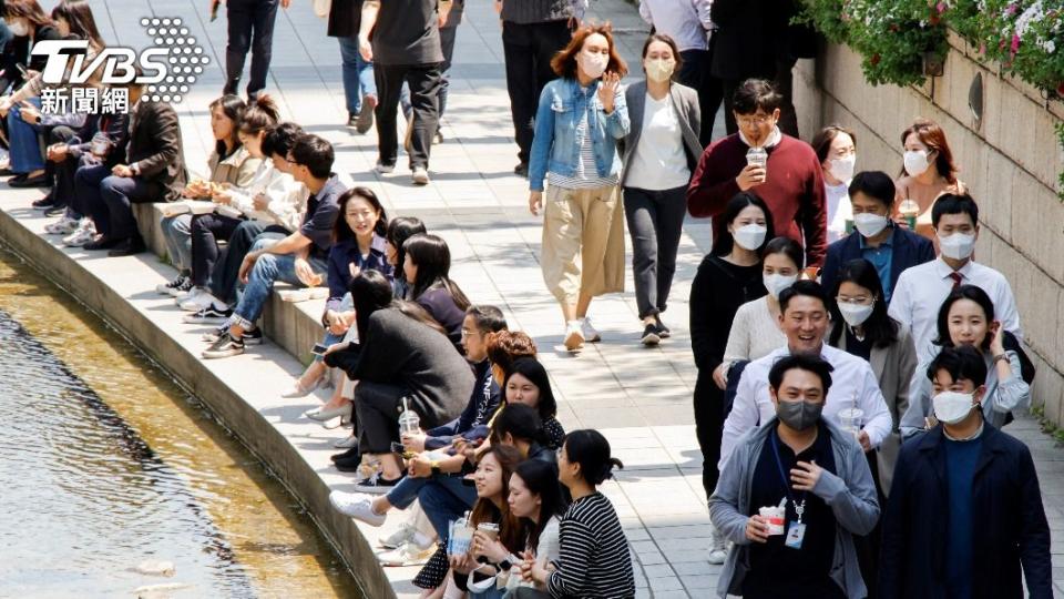 不少人在戶外脫下口罩。（圖／達志影像路透社）