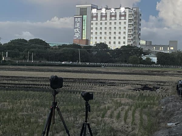 明道大學畢業煙火秀，吸引當地民眾下午就在田野架機器搶拍。（圖／翻攝臉書）