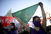 Una activista en favor del aborto levanta un icónico pañuelo verde durante una protesta que apoya su despenalización afuera del Congreso en medio de una cuarentena para bajar la curva del contagios del nuevo coronavirus en Buenos Aires, Argentina, el jueves 28 de mayo de 2020. (AP Foto/Natacha Pisarenko)