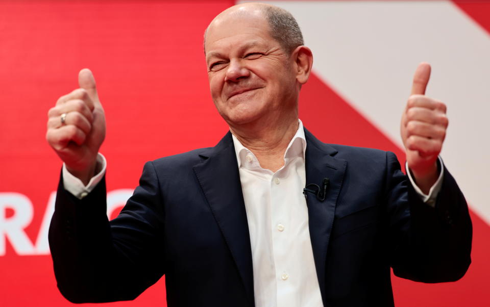 SPD-Bundeskanzler Olaf Scholz mit Daumen-Hoch-Geste