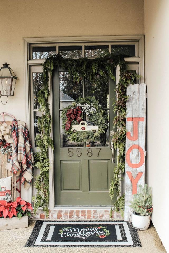 Christmas Door Mat Outdoor for Front Door Decorations , Red Buffalo Plaid  Snowflakes Merry Christmas Doormat,Winter Holiday Welcome Floor Mat Rug  Entryway for Front Porch Farmhouse Decor, 30 x 17 