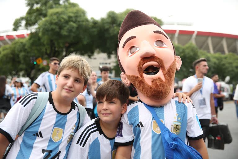 El público ingresa al Monumental para el partido de Argentina frente a Panamá