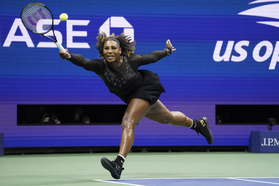 Serena Williams devuelve ante Anett Kontaveit en la segunda ronda del US Open, el miércoles 31 de agosto de 2022, en Nueva York. (AP Foto/John Minchillo)