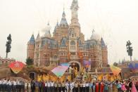 <p>Im Jahr 1955 eröffnete Walt Disney in Kalifornien seinen ersten Freizeitpark: Disneyland war geboren. Heute betreibt der Disney-Konzern zwölf Vergnügungsparks, zuletzt eröffnete 2016 das Disneyland in Shanghai (Foto). Im ersten Park ... (Bild: Visual China/Getty Images)</p> 