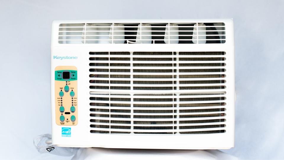 This AC unit is great for spaces between 100 to 200 square feet in size.