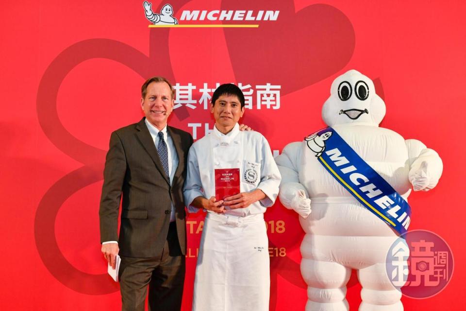 主廚林菊偉（中）在第一屆台北《米其林指南》為「請客樓」摘下2星。