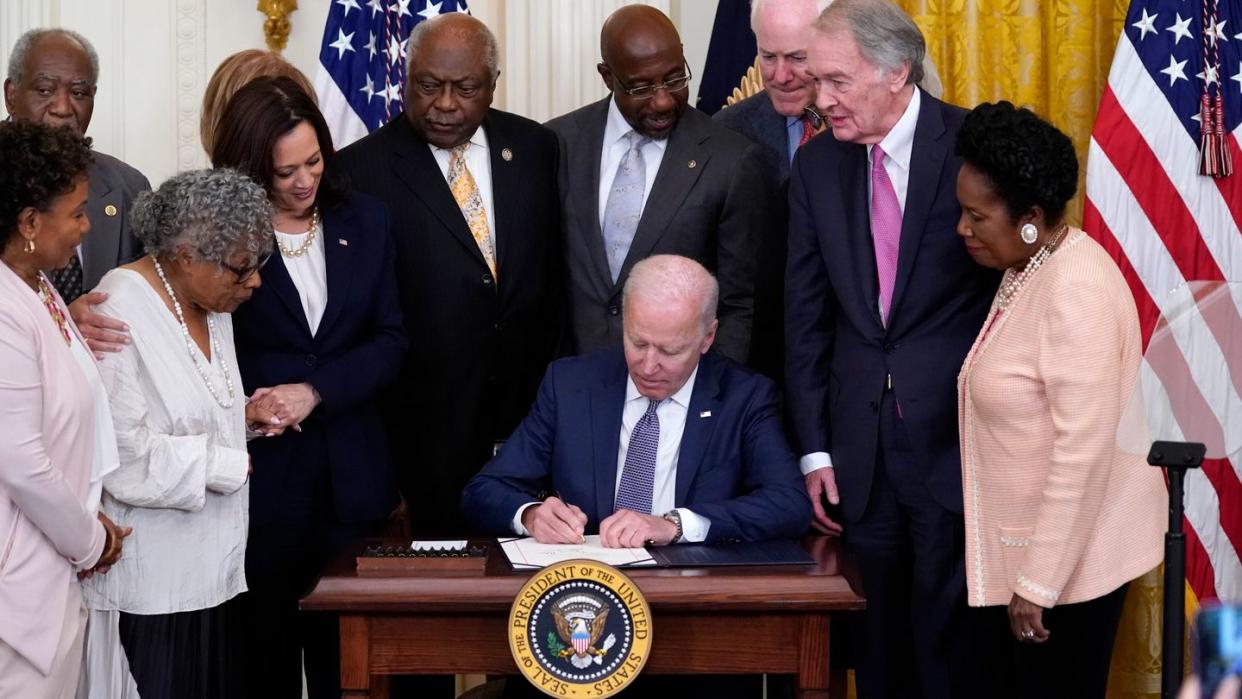 US-Präsident Joe Biden unterzeichnet die Verabschiedung des Gedenktags «Juneteenth» im East Room des Weißen Hauses.