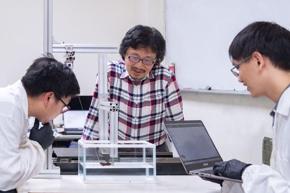 清華物理系教授洪在明（中）指導研究生陳中皓（左）、謝廷珩（右）研究紅火蟻結筏成因。（清華大學提供）