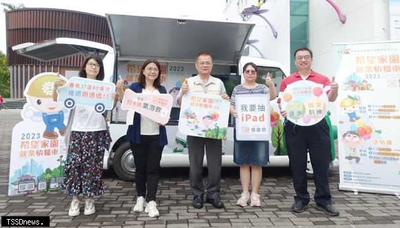 南市勞工局希望家園就業快餐車自新營啟動，勞工局長王鑫基、職訓就服中心主任梁偉玲期盼透過巡迴就業服務，讓市民就業零距離。（記者李嘉祥攝）