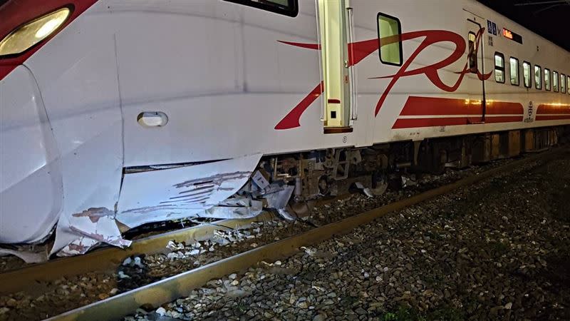 列車擦撞從邊坡掉落彈入鐵軌的落石。（圖／翻攝畫面）