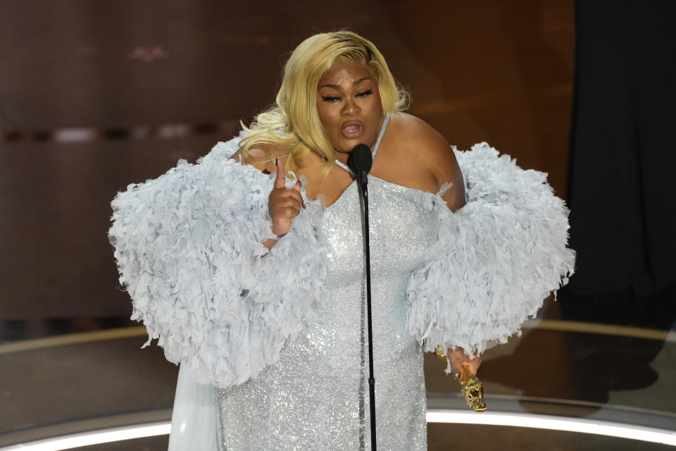 Da'Vine Joy Randolph recibe el premio a mejor actriz de reparto por su papel en "The Holdovers" en los Oscar el domingo 10 de marzo de 2024, en el Teatro Dolby en Los Ángeles. (Foto AP/Chris Pizzello)