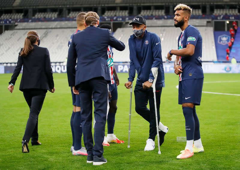 Kylian Mbappé del Paris St Germain con muletas tras el partido ante AS Saint-Etienne por la final de la Copa de Francia, en Stade de France, Saint-Denis, Francia