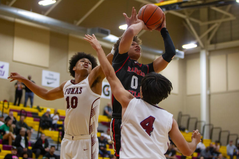 Dec 2, 2023; Scottsdale, AZ, USA; Harvard-WestlakeÕs Trent Perry (0) jumps up as Koa Peat (10) and Jonas Cederlind (4) try to block him at Hoophall final at Chaparral High School gym. Sam Ballesteros/The Republic