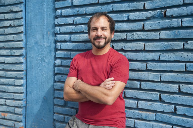 Juan Manuel Besteiro ejerce el teatro musical desde una multiplicidad de roles que, además de la actuación, incluyen la dramaturgia, la dirección y la docencia