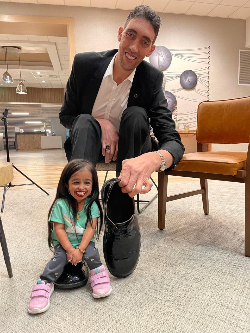 Sultan Kosen posing besides Jyoti Amge in Irvine, California (Anadolu via Getty Images)