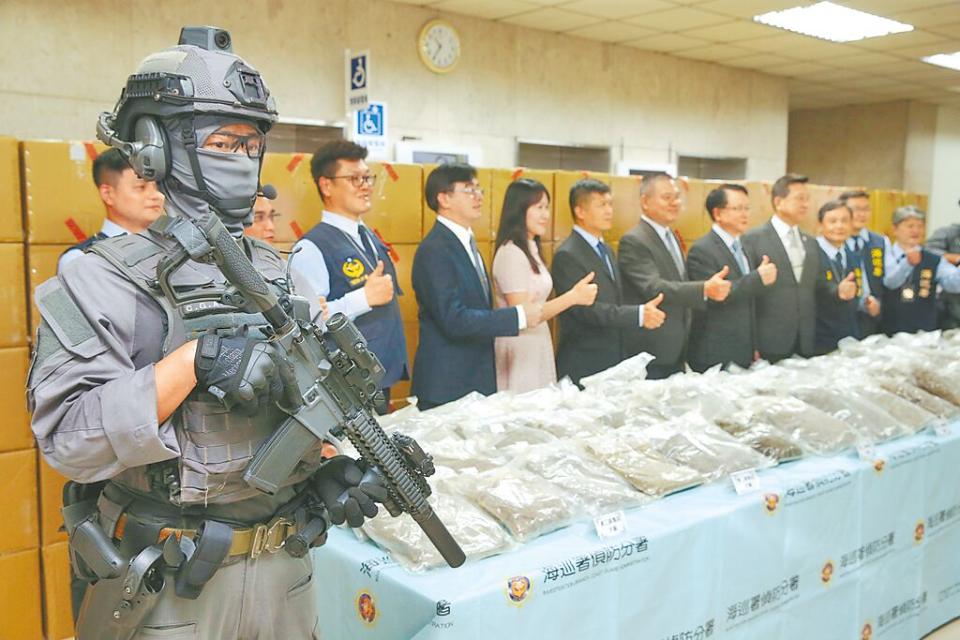 內政部警政署刑事警察局17日召開查緝大麻毒品暨發掘施用黑數記者會，海巡署查獲大麻1381公斤，市價達35億元。（王英豪攝）