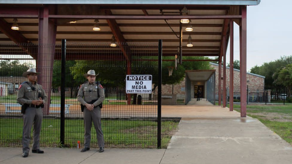 Dos agentes en la puerta de la escuela Robb de Uvalde