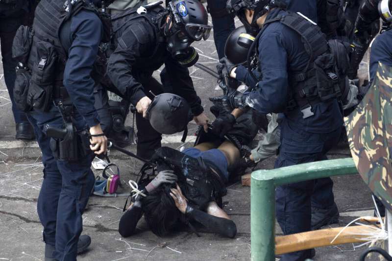 「反送中」勇武派與香港警察在理工大學發生激烈衝突，警方18日陸續逮捕想要衝出校園的示威者。（美聯社）