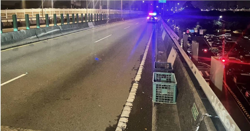 北市萬華區華江橋28日凌晨驚見有多個菜籃散落在橋上，嚴重影響交通安全。（圖／翻攝畫面）