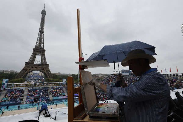 Estadio de voleibol con vista a la Torre Eiffel