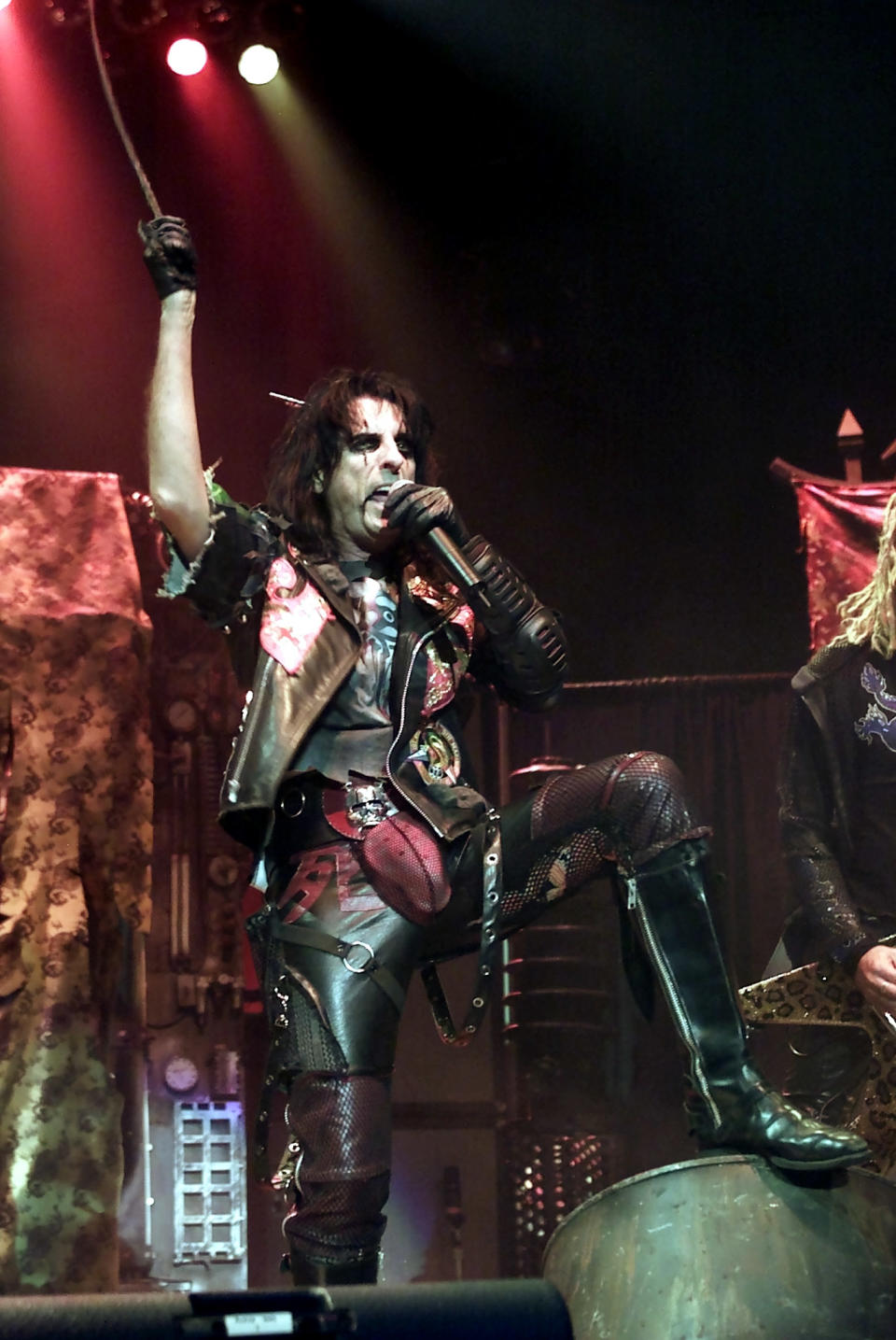 Alice Cooper kicks off his "Brutal Planet Descent Into Dragontown" tour
at the Aladdin Theatre for the Performing Arts in Las Vegas, September
29, 2001. Cooper will release the new album "Dragontown" on October 9.
REUTERS/Ethan Miller

EM/HB