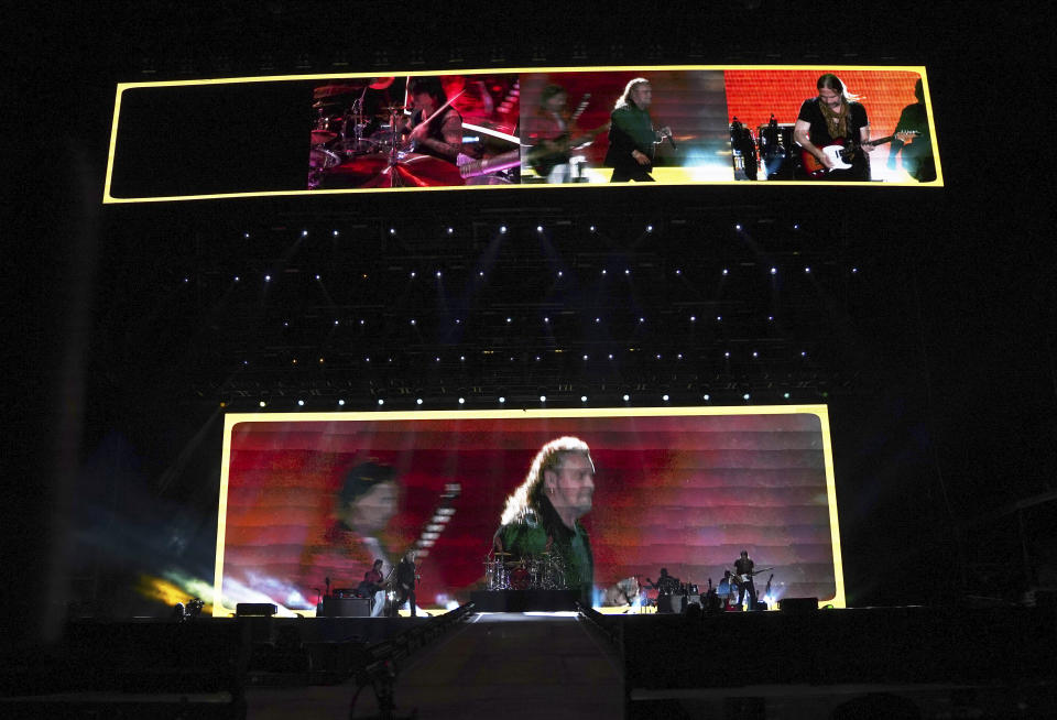 Fher Olvera, cantante de la banda mexicana de pop rock Maná durante su concierto en el Foro Sol de la Ciudad de México el 12 de noviembre de 2022. (Foto AP/Marco Ugarte)