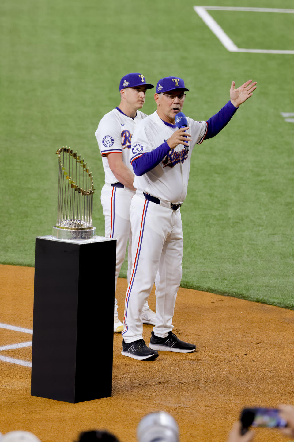 Texas Rangers manager Bruce Bochy, front, speaks to the crowd before the team's baseball game against the Chicago Cubs, Thursday, March 28, 2024 in Arlington, Texas. (AP Photo/Gareth Patterson)