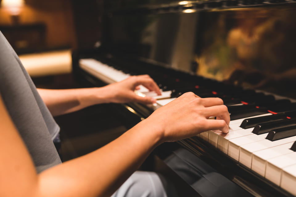 Tocar un instrumento musical reduciría el estrés, la ansiedad y podría ralentizar la demencia. Foto: Getty Images