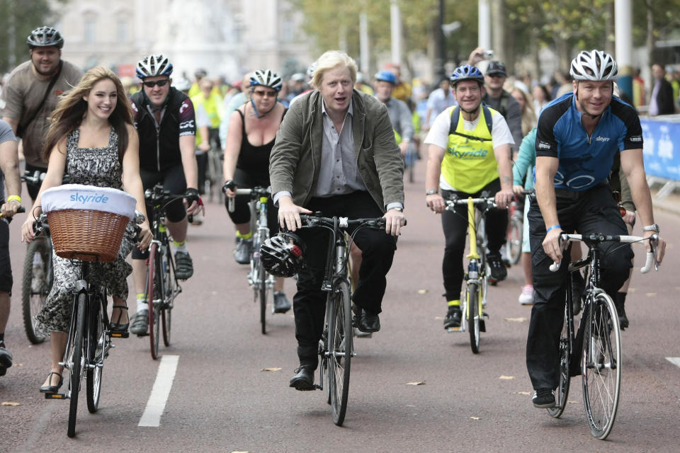 (from left to right) Kelly Brook, The Mayor of London, Boris Johnson and Sir Chris Hoy take part in the 2009 London Skyride event in The Mall, London.