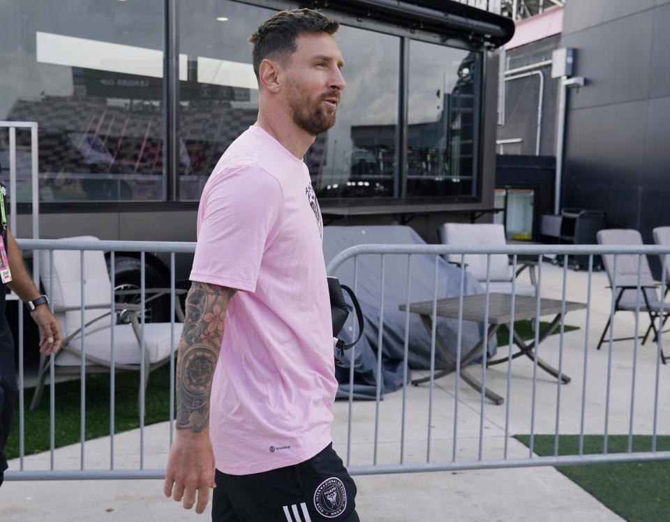 El argentino Lionel Messi, del Inter Miami, llega al estadio en Fort Lauderdale, Florida, para el partido que marcaría su debut con el equipo, el viernes 21 de julio de 2023 (AP Foto/Lynne Sladky)