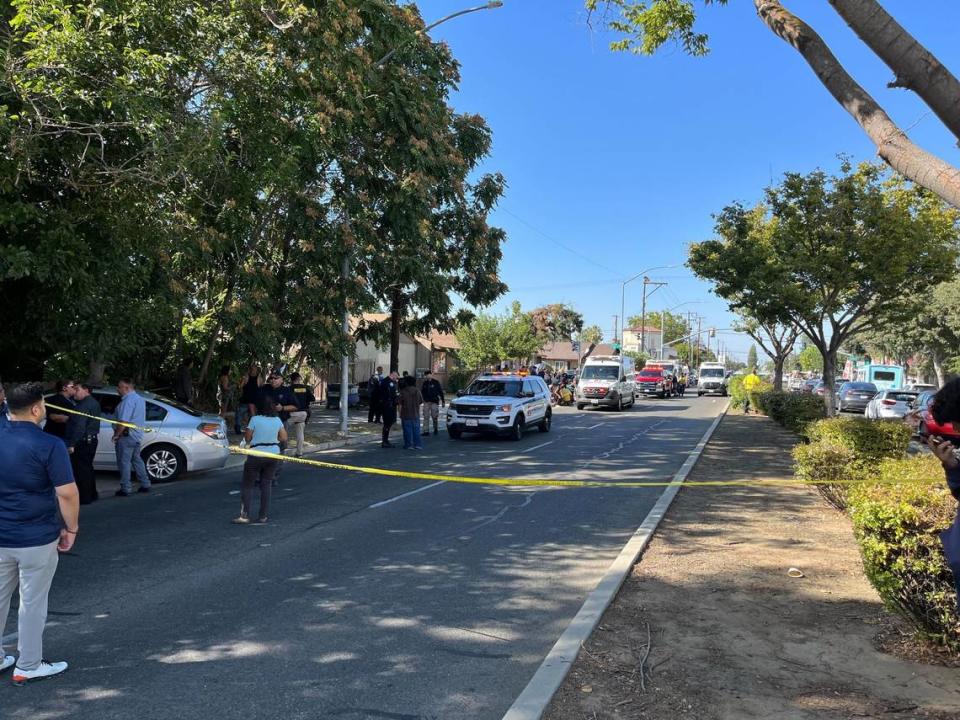 Un choque en Cedar Avenue, junto al campus de Roosevelt High, dejó 11 estudiantes heridos el miércoles 6 de septiembre de 2023, en Fresno, California.