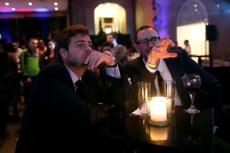 People watch a broadcast of the U.S. presidential race between Democratic nominee Hillary Clinton and Republican nominee Donald Trump in a restaurant in Mexico City, Mexico November 9, 2016. REUTERS/Carlos Jasso