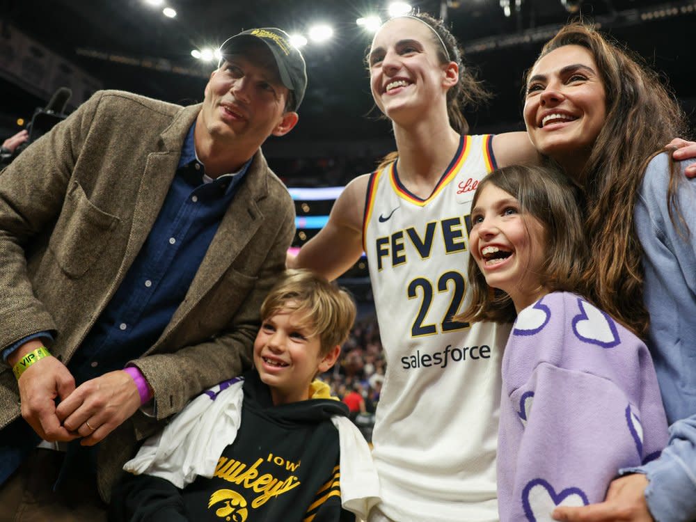 Ashton Kutcher, Mila Kunis und ihre beiden Kinder Wyatt und Dimitri trafen die US-Basketballspielerin Caitlin Clark. (Bild: getty/Harry How / Getty Images)