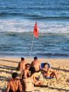 <p>Jesuíta Barbosa curtiu a segunda-feira (15) na praia com namorado e amigos (Foto: Daniel Delmiro / AgNews)</p> 