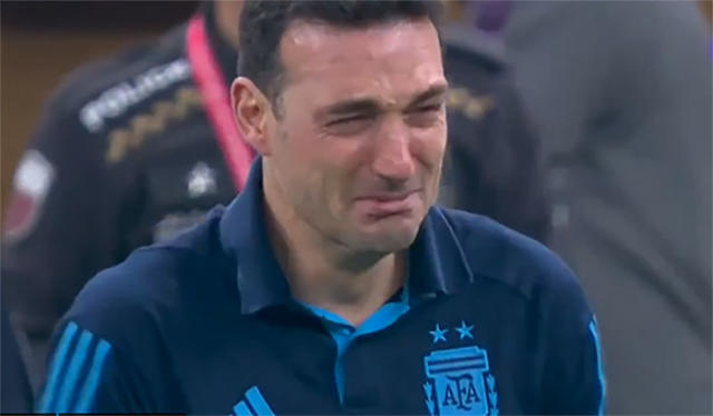 El Entrenador De Argentina Lionel Scaloni Entre Lágrimas Y Con Su Hijo