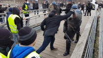 L’acte 8 est par ailleurs marqué par les coups portés par l’ancien boxeur professionnel Christophe Dettinger à un gendarme mobile, sur la passerelle Léopold-Sédar-Senghor, à Paris. La vidéo de l’agression perpétrée par le double champion de France des poids lourds-légers va faire les beaux jours des chaînes d’info en continu… et entraîner en février sa condamnation à 30 mois de prison dont 18 avec sursis. À noter qu’avant le jugement, une cagnotte de soutien, largement relayée sur les pages Facebook du mouvement, avait récolté près de 35 000€ en seulement quelques heures.