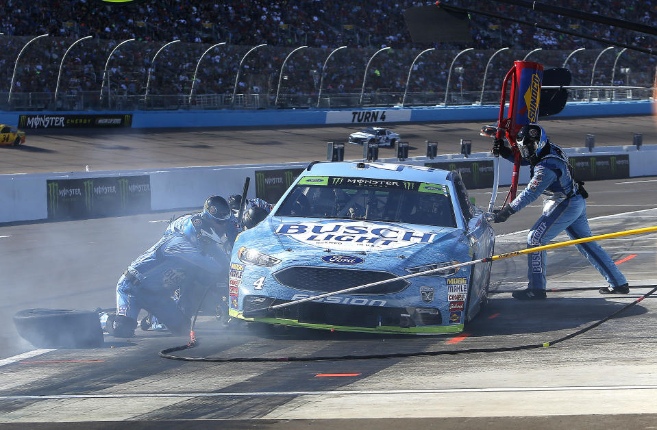 Kevin Harvick (4) has a pit stop on lap 74 during a NASCAR Cup Series auto race on Sunday, Nov. 11, 2018, in Avondale, Ariz. (AP Photo/Rick Scuteri)