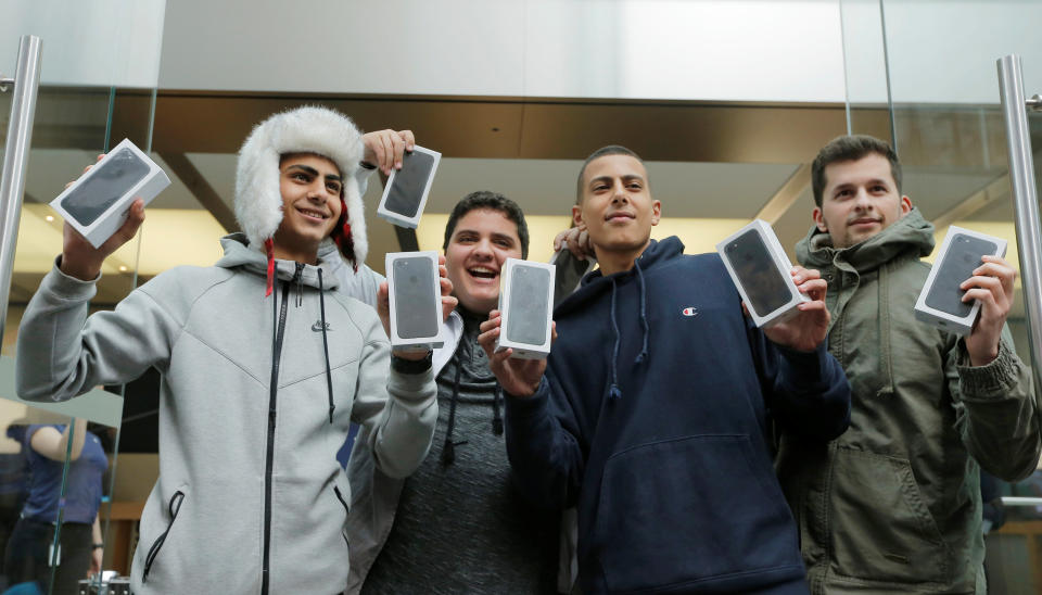 The first customers to walk out of Australia's flagship Apple store with the new iPhone 7 react for the media in Sydney, September 16, 2016. REUTERS/Jason Reed