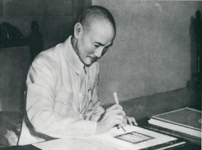 1945年8月24日，中國國民政府主席蔣中正委員長於重慶簽署《聯合國憲章》批准書；26年後，中華民國黯然退出聯合國。（維基百科）