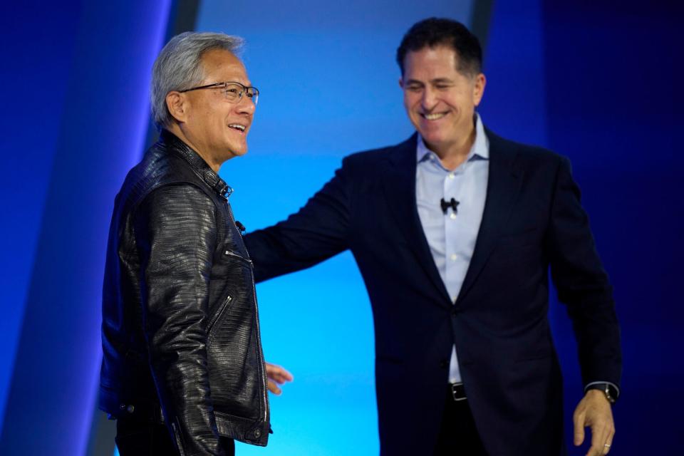 Изпълнителният директор на Nvidia Дженсън Хуанг, вляво, с изпълнителния директор на Dell Майкъл Дел.  (Блумбърг)