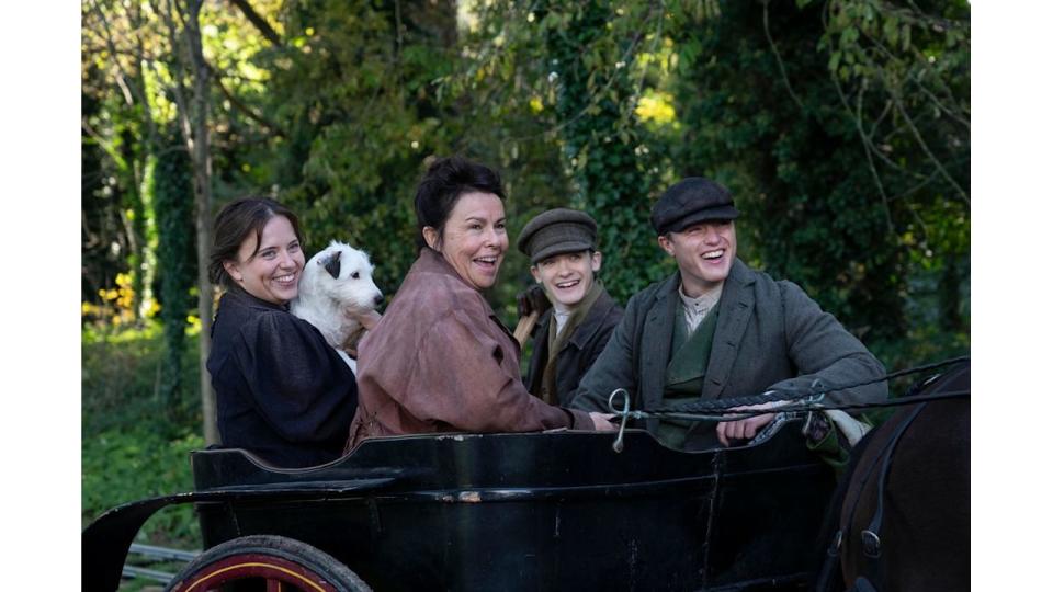 Liza Hardacre (Shannon Lavelle), Tinny the Dog, Ma (Julie Graham), Harry Hardacre (Zak Ford-Williams), Joe Hardacre (Adam Little) in The Hardacres