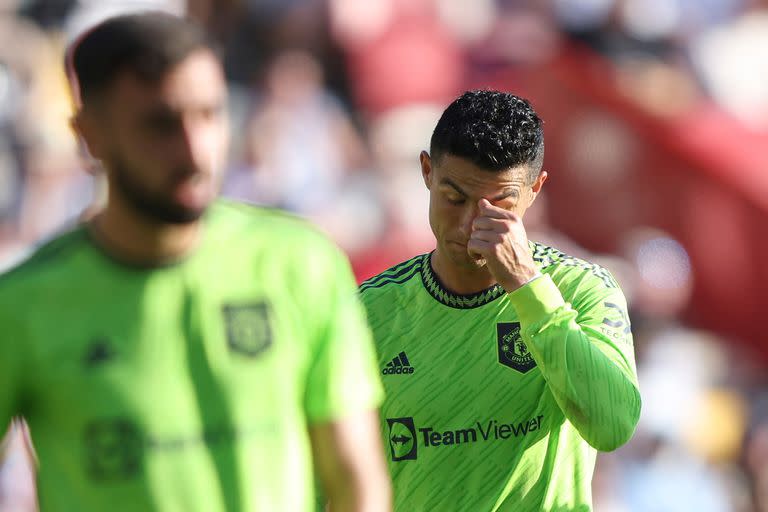 Cristiano Ronaldo se lamenta por el pobre desempeño de Manchester United contra Brentford.