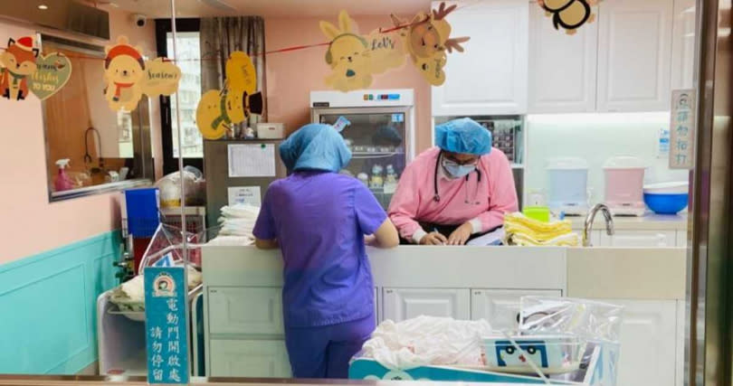 「新寶產後護理之家」專業的護理人員及醫師群固定一週5次定期巡查寶寶及媽媽，十分注重寶寶與產婦的照護。（圖片提供／新寶產後護理之家）