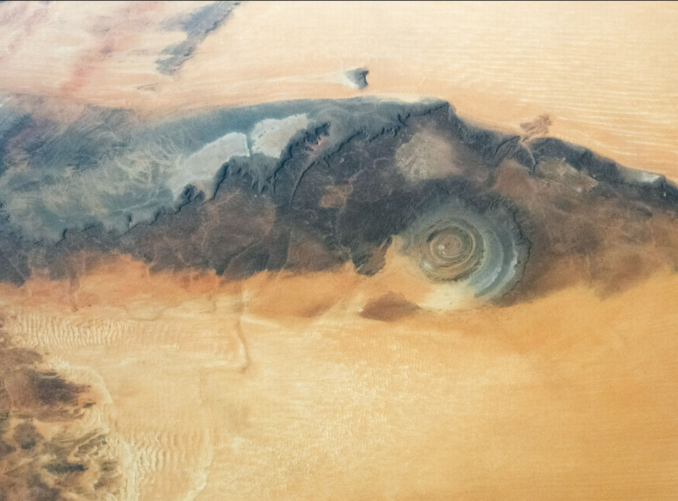 La formación circular en esta foto es la Estructura Richat de Mauritania, que “ha captado la atención de los astronautas desde que la NASA ha enviado humanos a la órbita alrededor de la Tierra”.